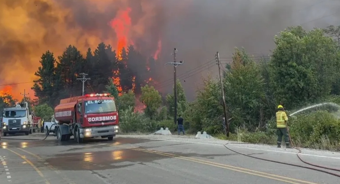 Incendios en El Bolsón: evacuaron más localidades mientras el fuego se expande a una zona con 700 casas