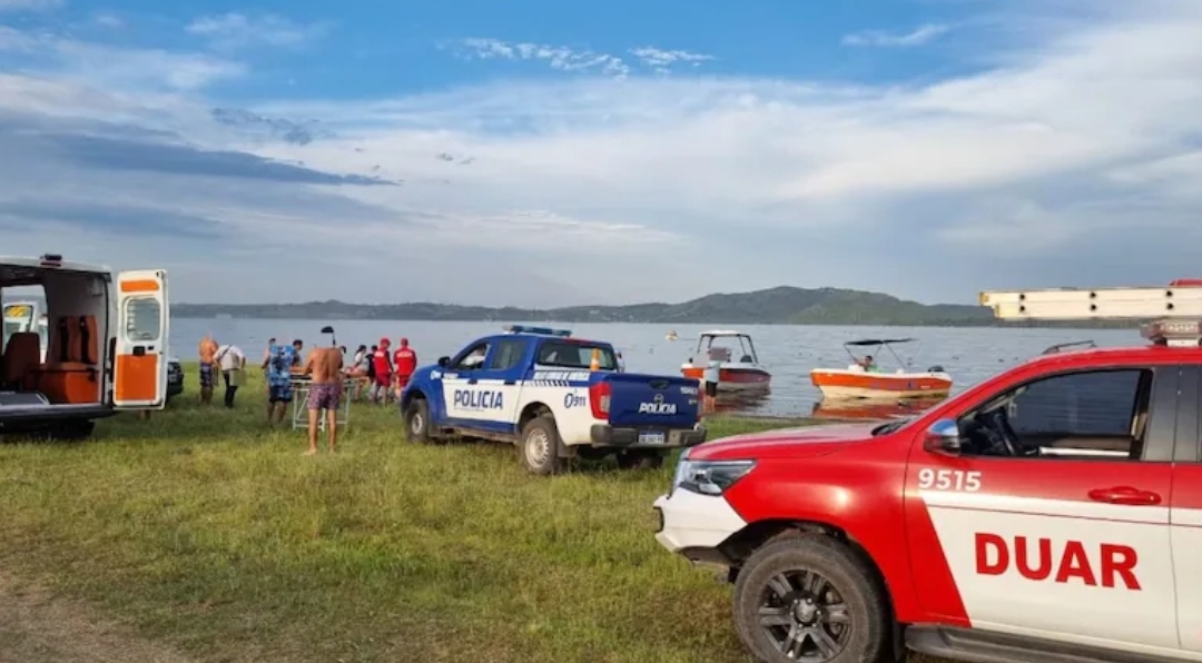 Tragedia en Córdoba: un hombre se descompensó mientras andaba en kayak, cayó al agua y murió
