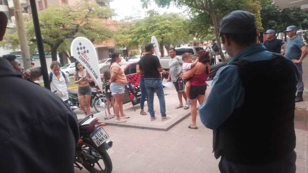  Protesta por presunta estafa en un local de venta de vehículos y electrodomésticos