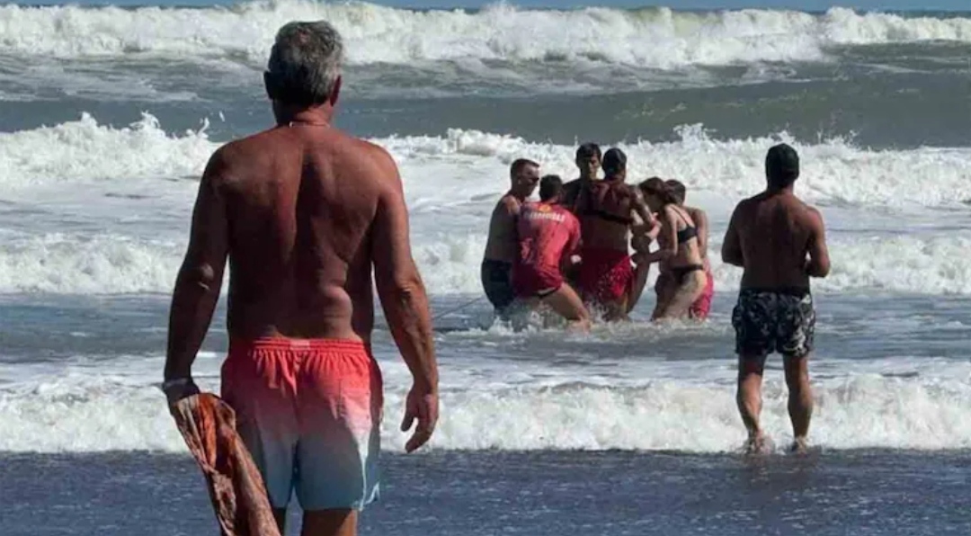 Un turista de 59 años murió ahogado frente a su familia en una playa de Claromecó