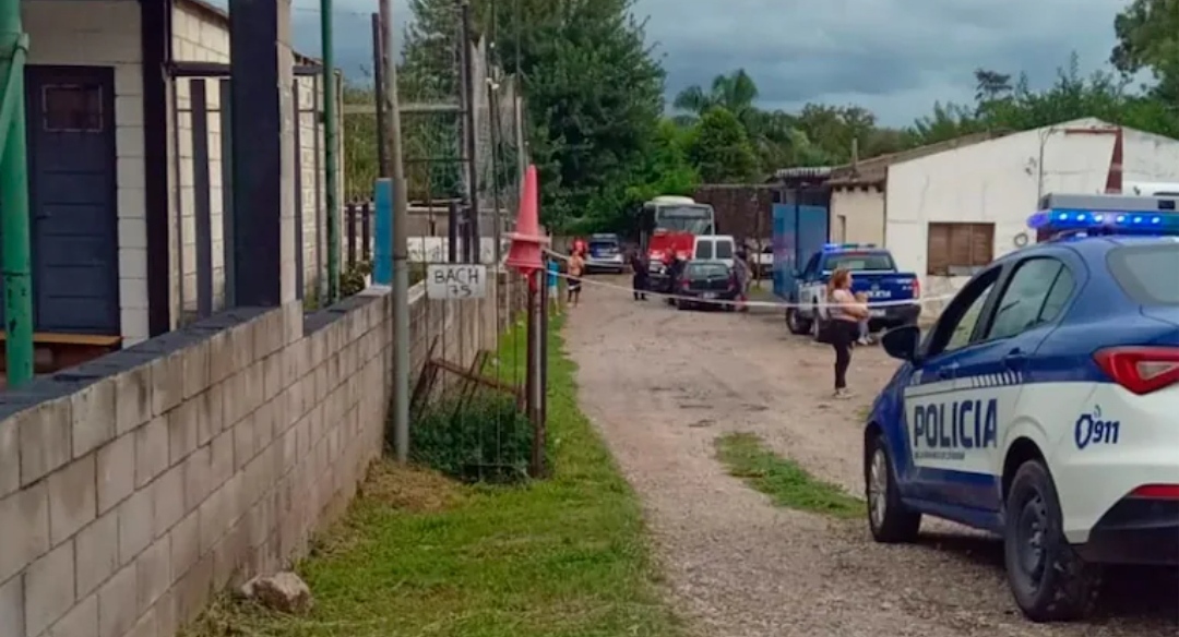 Tragedia en Córdoba: un hombre estaba arreglando una camioneta, se le cayó encima y murió aplastado