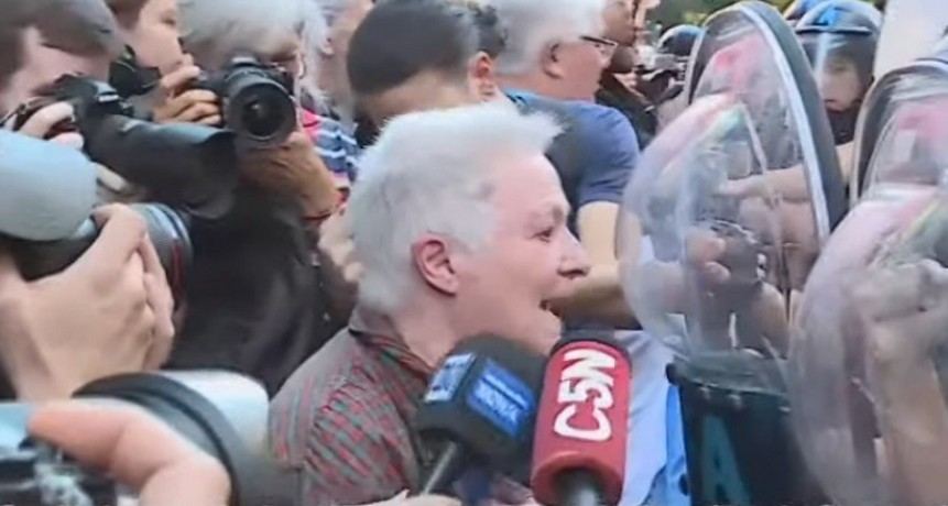 Volvieron a reprimir a jubilados que protestaban en el Congreso
