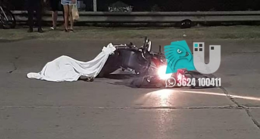 Iba en moto, lo golpeó una placa de madera y murió en el acto  