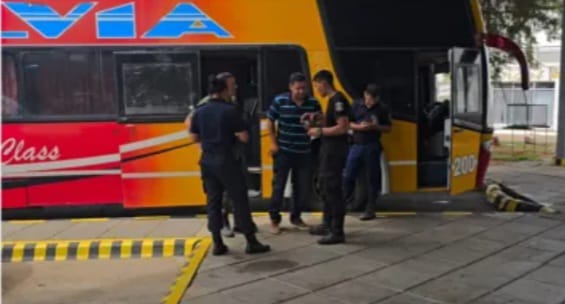 Corrientes: estupor al encontrar muerto a un policía dentro de un colectivo