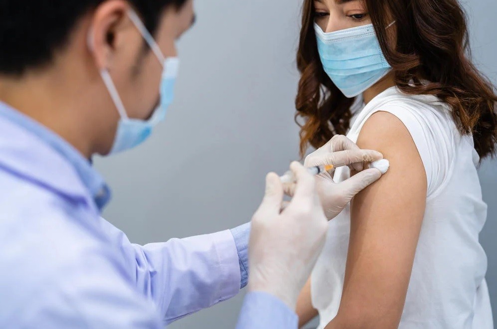 ¿Por qué el éxito de la vacunación no frena la pandemia en Chile?
