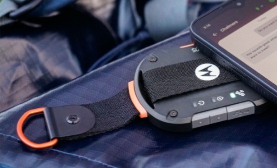El nuevo dispositivo de Motorola que trae conexión satelital al celular desde cualquier parte