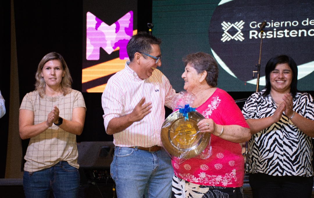 Gustavo Martínez agasajó a mujeres que integran 24 clubes municipales de adultos mayores en Resistencia