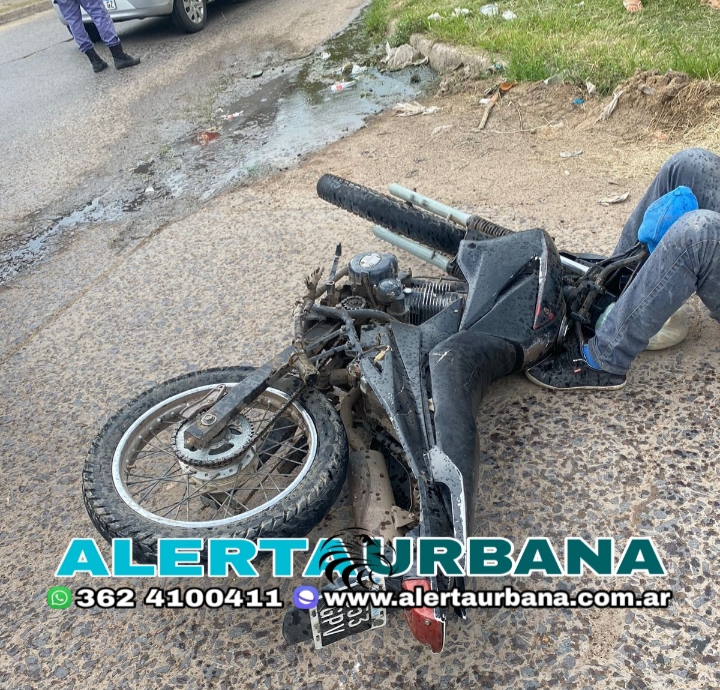 Resistencia: un motociclista herido tras colisionar contra un auto