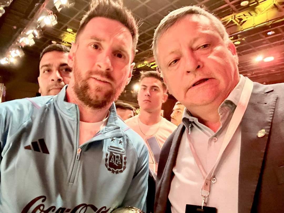 El embajador Oscar D. Peppo compartió un momento con Lio Messi, en la Noche de las Estrellas