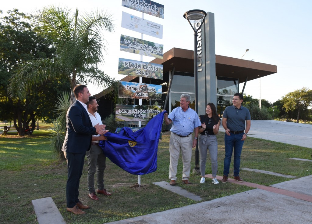 Resistencia: El Municipio inauguró nueva señalética turística en el Parque de la Democracia