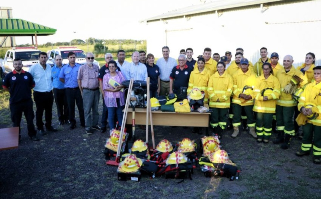 El gobernador Capitanich presentó la brigada de Bomberos Voluntarios que combatirá incendios forestales en la provincia
