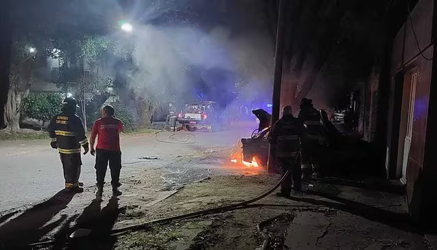 El terror sicario no para en Rosario: tras el ataque al colectivero, incendiaron un taxi y balearon una comisaría