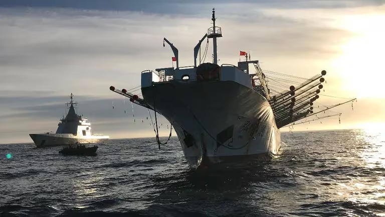 Un barco chino que pescaba ilegalmente en el mar Argentino fue interceptado por la armada