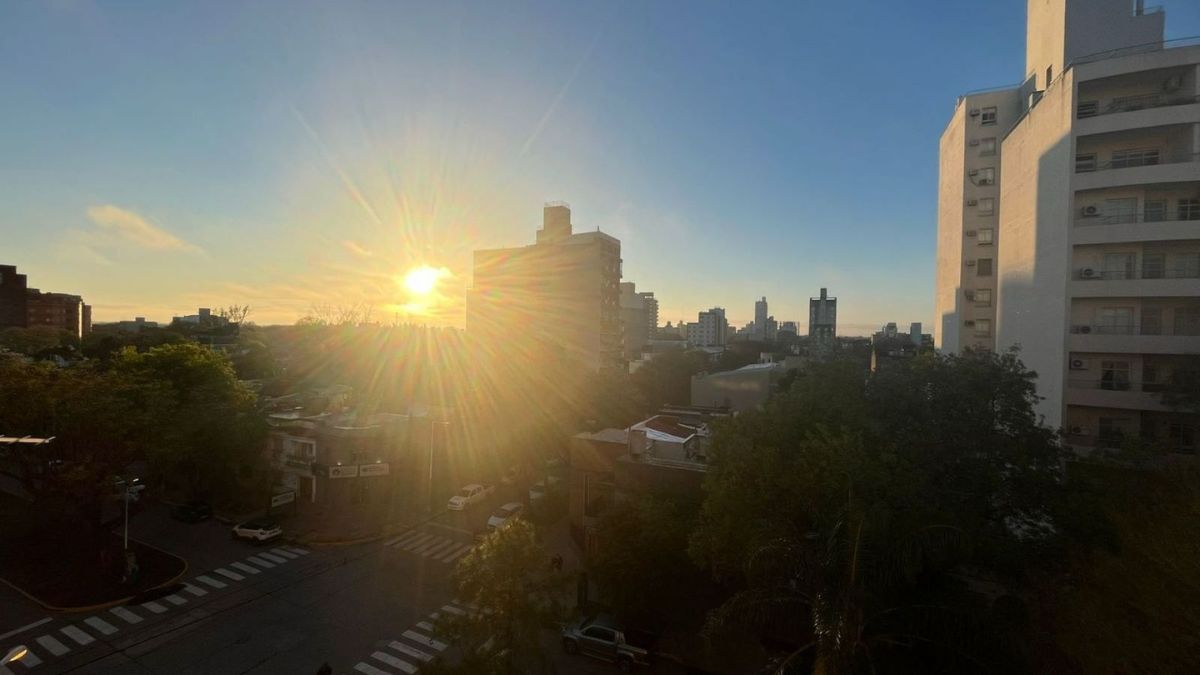 Alerta roja por calor: nubosidad variable y máxima de 41° para este martes