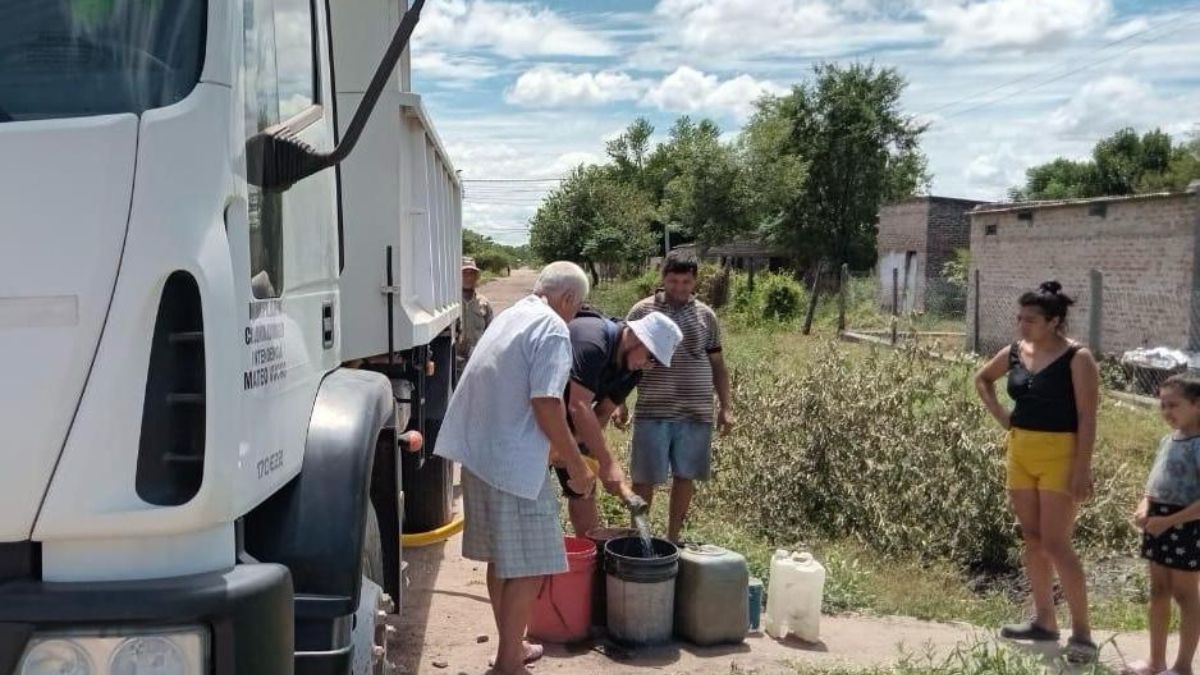 Machagai: el gobierno provincial suministra y lleva agua potable a distintos barrios