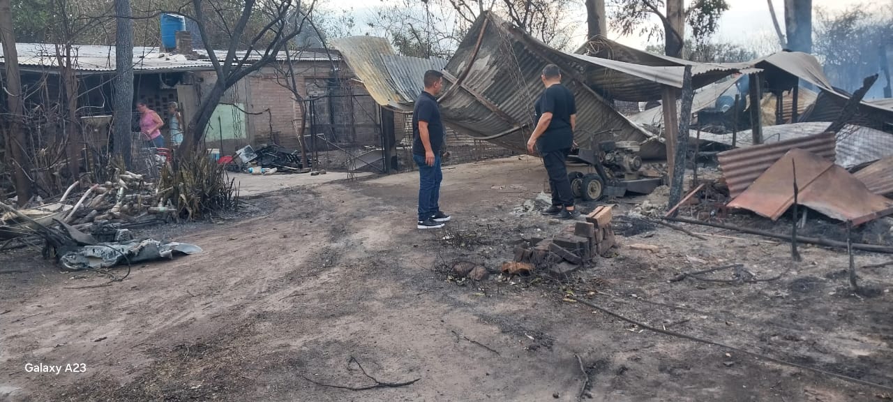 Incendio de pastizales termina destruyendo por completo una vivienda en Tirol