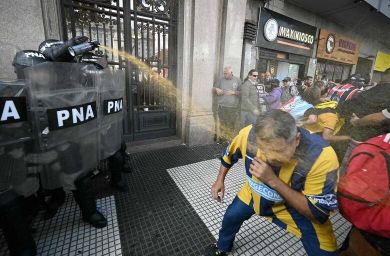 Marcha de jubilados con hinchas: piedrazos, corridas, gases y un detenido   