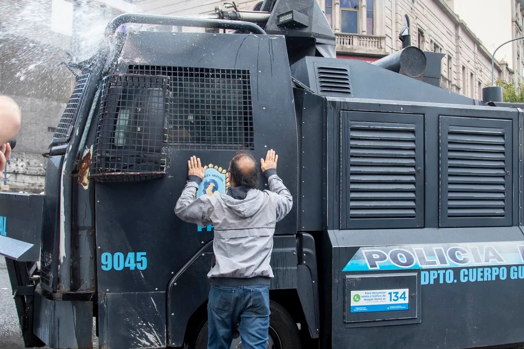 20 policías heridos atacados por los barrabravas en la marcha de los jubilados