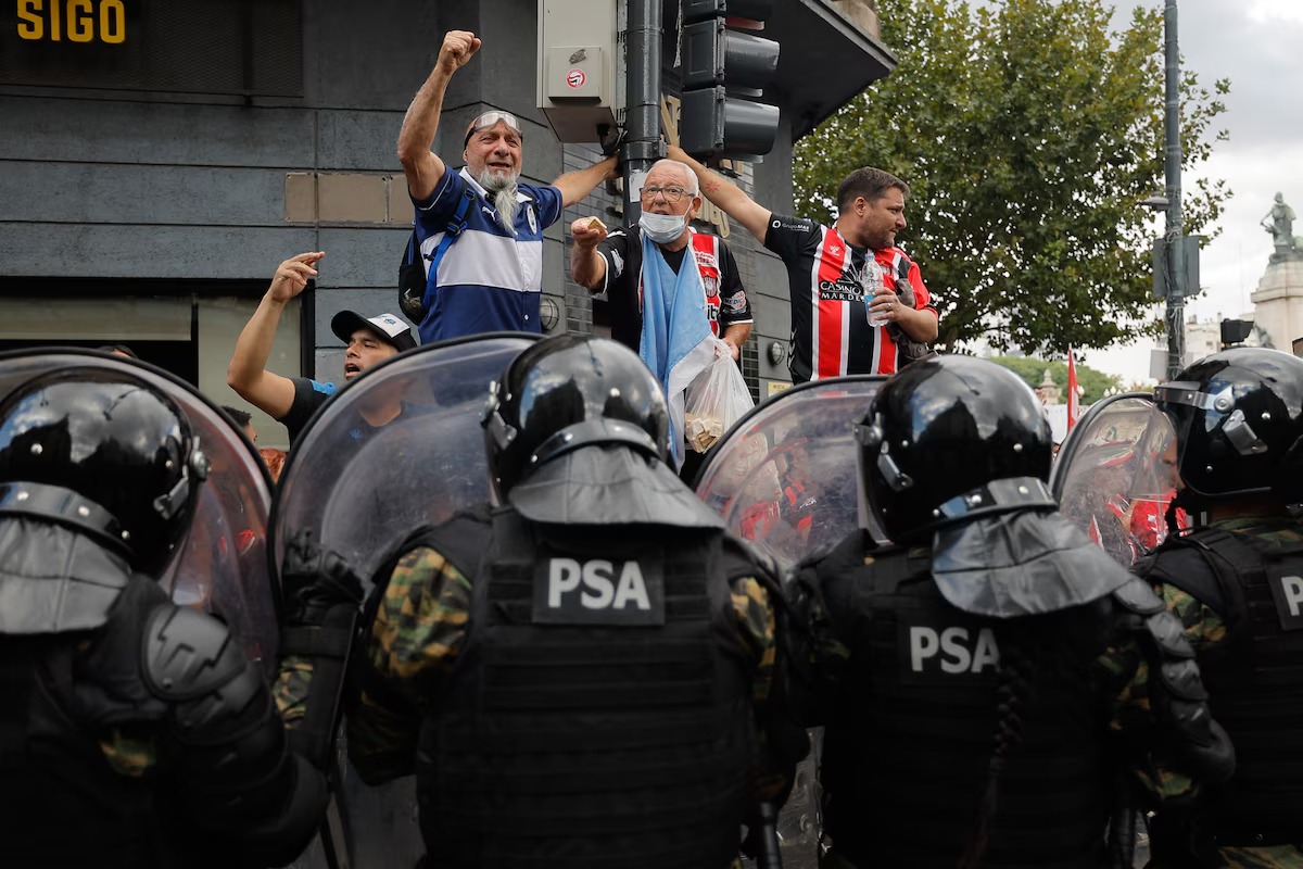 Bronca en el Gobierno con la jueza que liberó a barras horas después de los incidentes