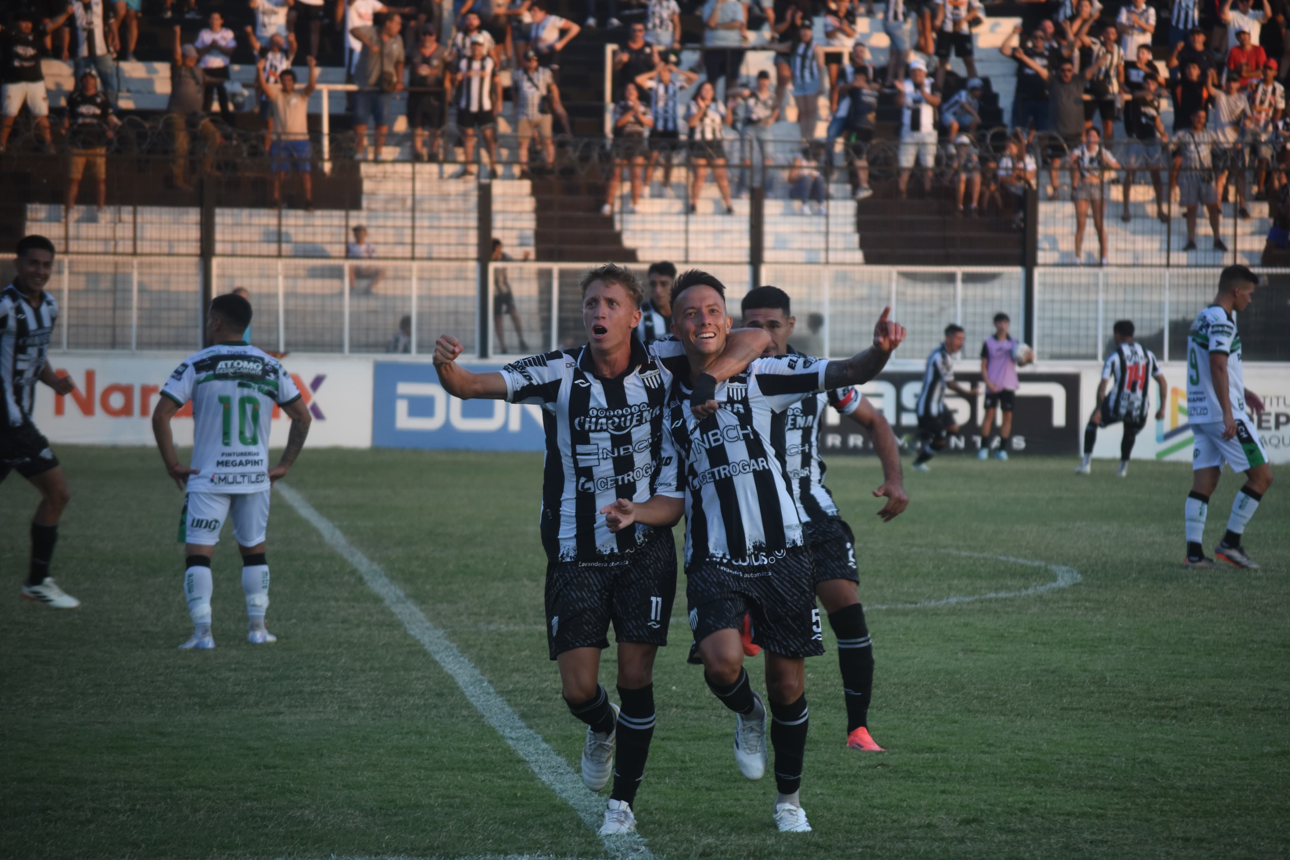 Con más garra que fútbol, For Ever logró un buen triunfo ante Chicago