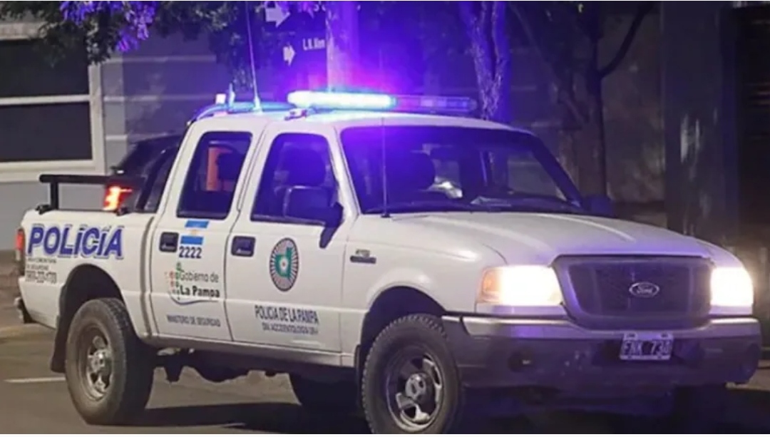 La Pampa: a un hombre se le encajó el auto en un pozo, pidió ayuda y dos ladrones lo asaltaron