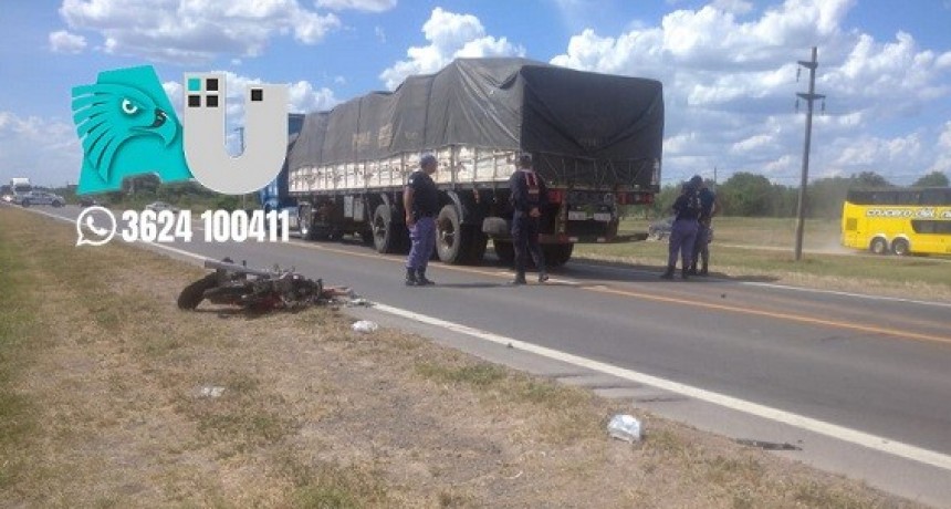 Otro motociclista falleció tras impactar contra un camión
