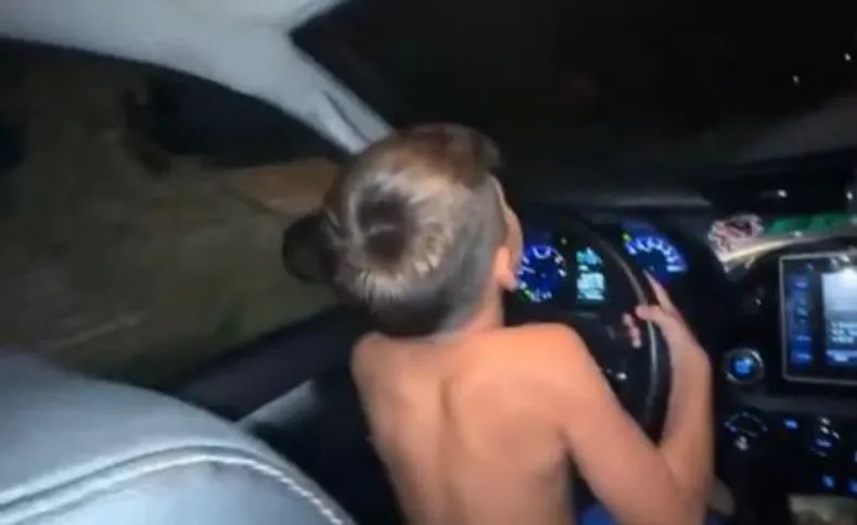 “Pegale una pisadita”: dejó manejar el auto a su hijo de 7 años y ahora le sacarán la licencia