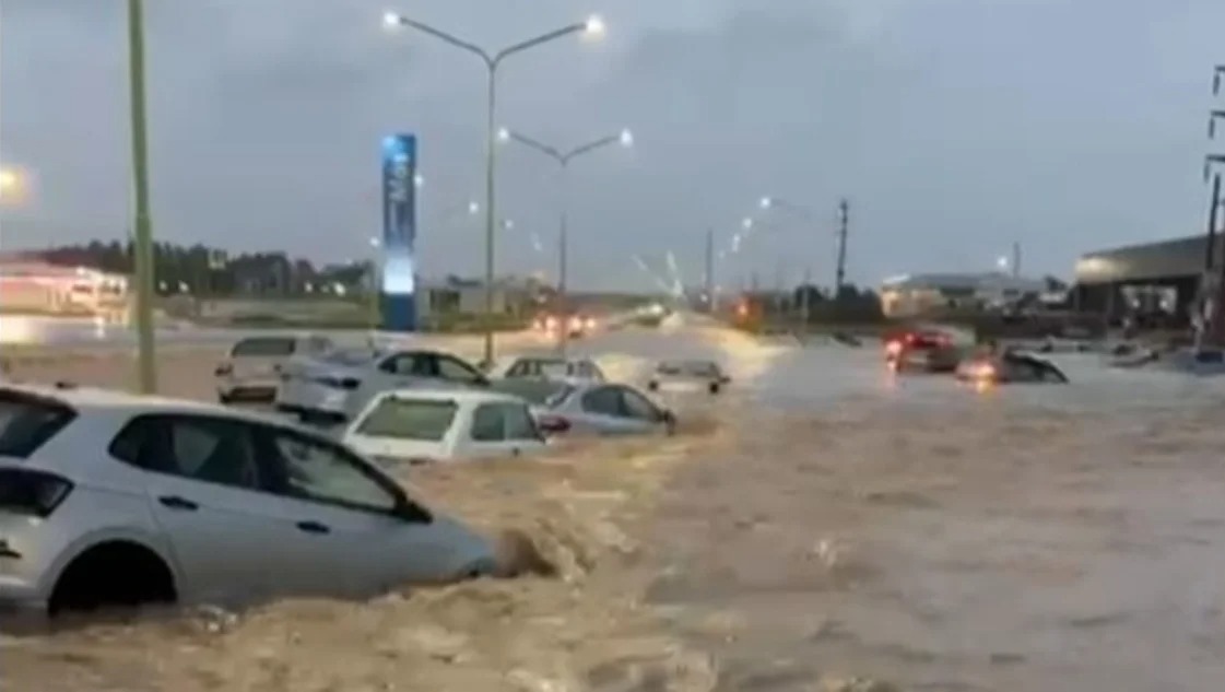 Bahía Blanca inundada: evacuaron el hospital y suspendieron las clases