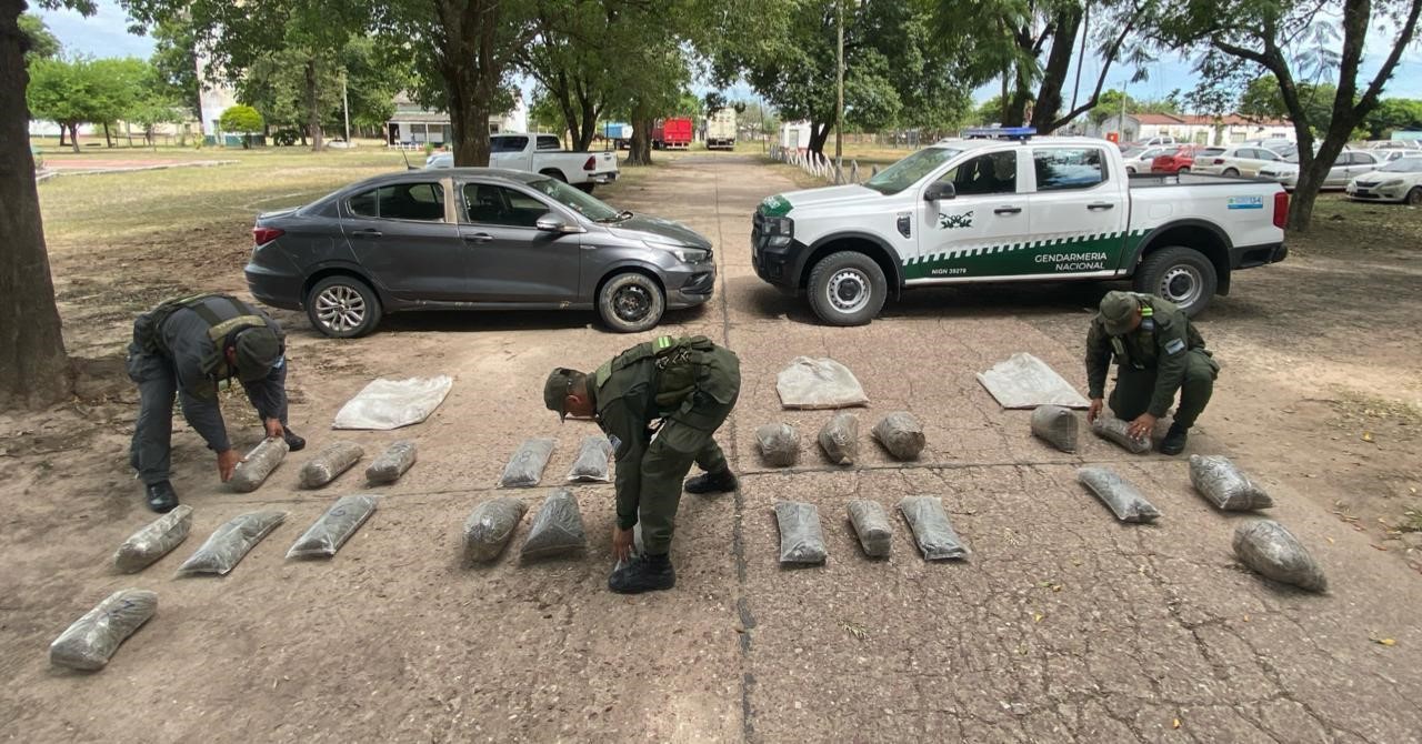  Dos detenidos en La Leonesa cuando querían escapar con 30 kilos de marihuana