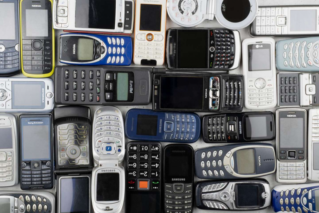 Los “teléfonos tontos” resurgen para los que prefieren vivir sin redes sociales en el bolsillo
