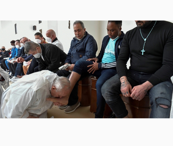 El papa Francisco celebró en una cárcel de Italia el tradicional lavado de pies del jueves Santo