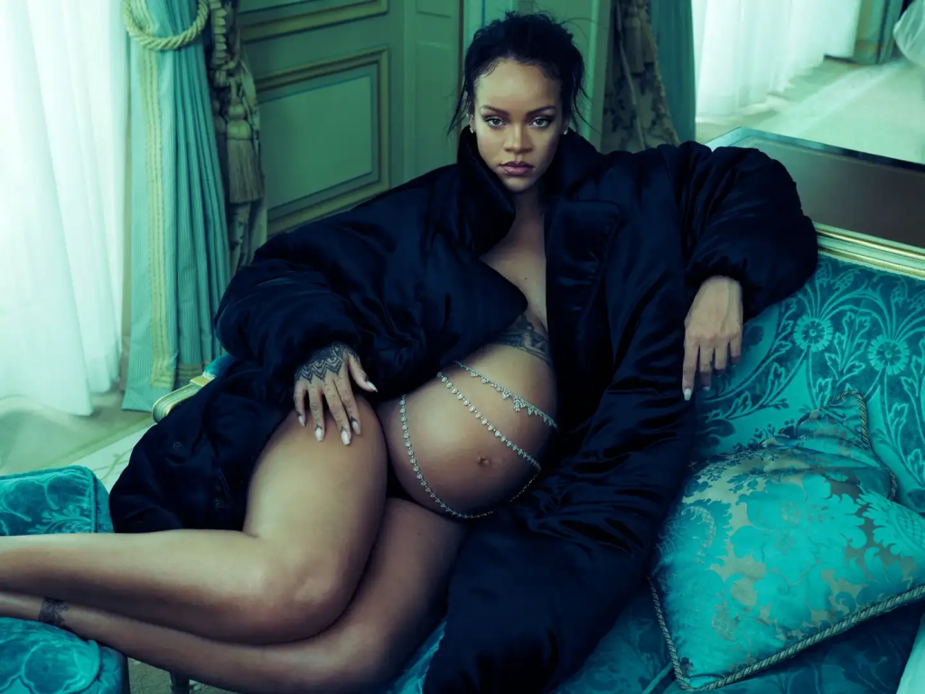 Rihanna revoluciona la moda con su panza al desnudo