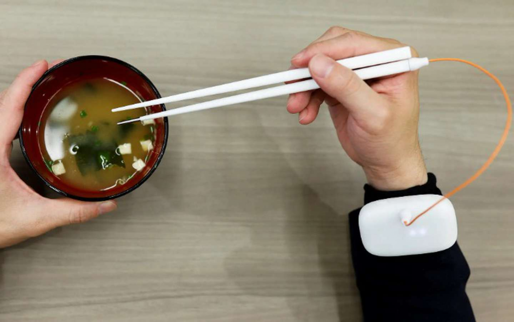 Un científico japonés creó palitos inteligentes que mejoran el sabor de la comida