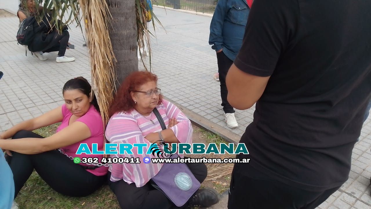 Resistencia: 2 mujeres y un hombre se encadenaron frente a Casa de Gobierno