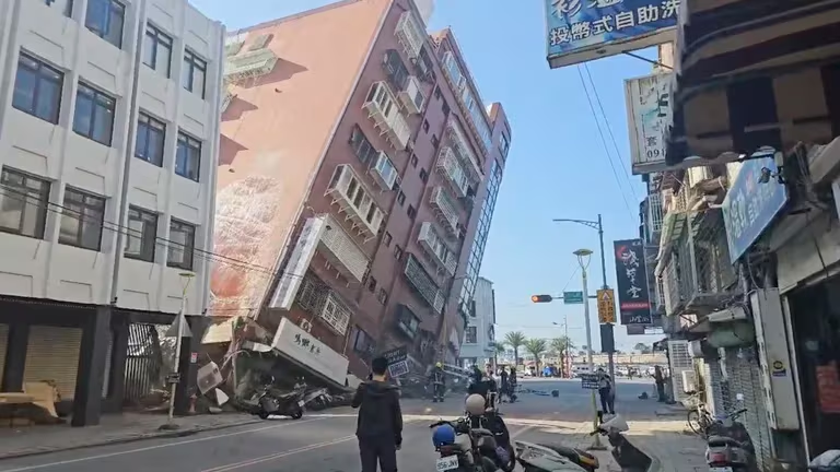 Nueve muertos y más de 800 heridos en Taiwán tras el terremoto más poderoso que afectó la isla en 25 años
