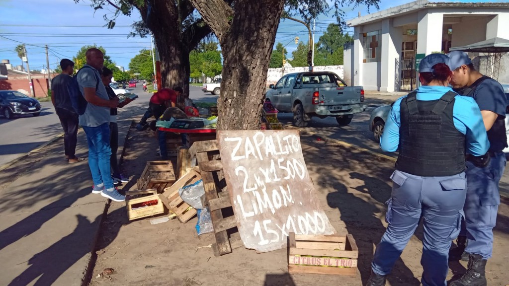 Resistencia: La Municipalidad clausuró una verdulería ubicada en la vía pública 