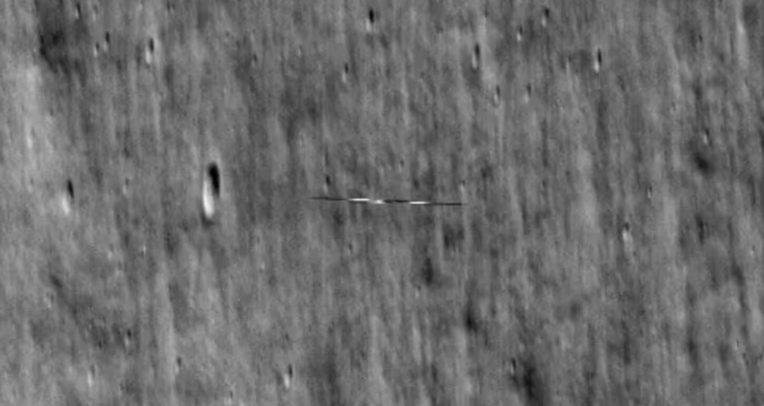 La NASA detectó un objeto “extraño” en la órbita de la Luna
