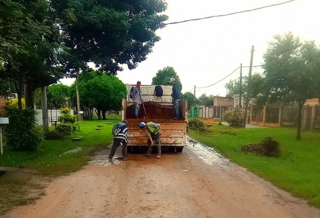 Tras las lluvias, ejecutan trabajos de bacheo en La Leonesa