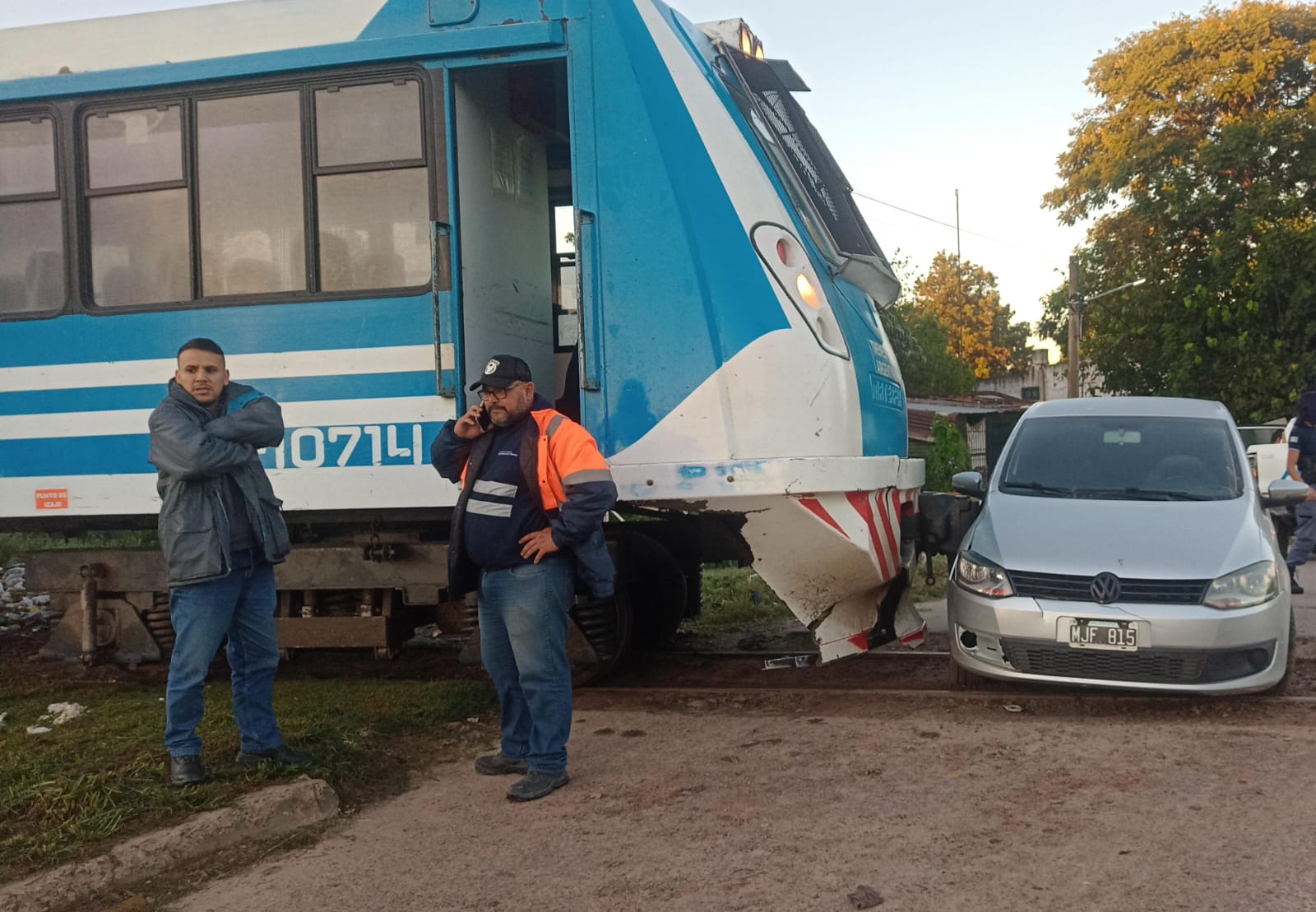 Susto en las vías: tren del Sefecha chocó contra un auto, pero no hubo lesionados