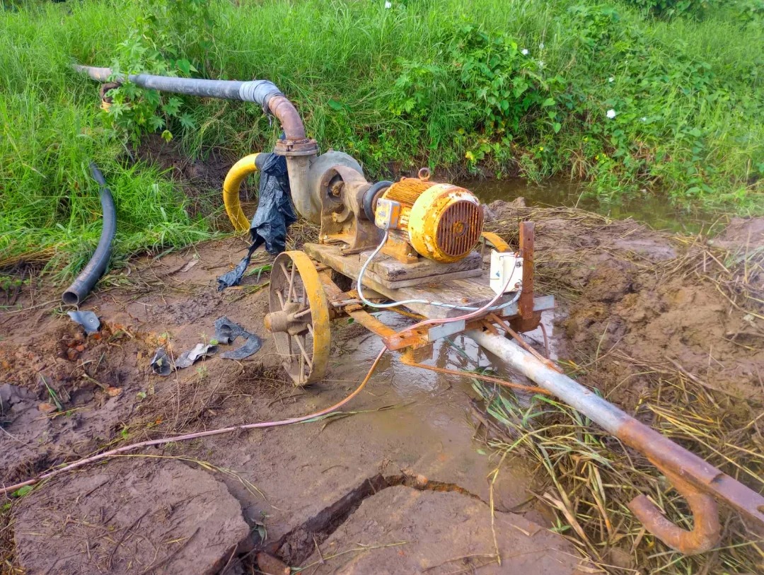 La Leonesa: el municipio colocó una bomba para facilitar el escurrimiento de desagües tras las lluvias