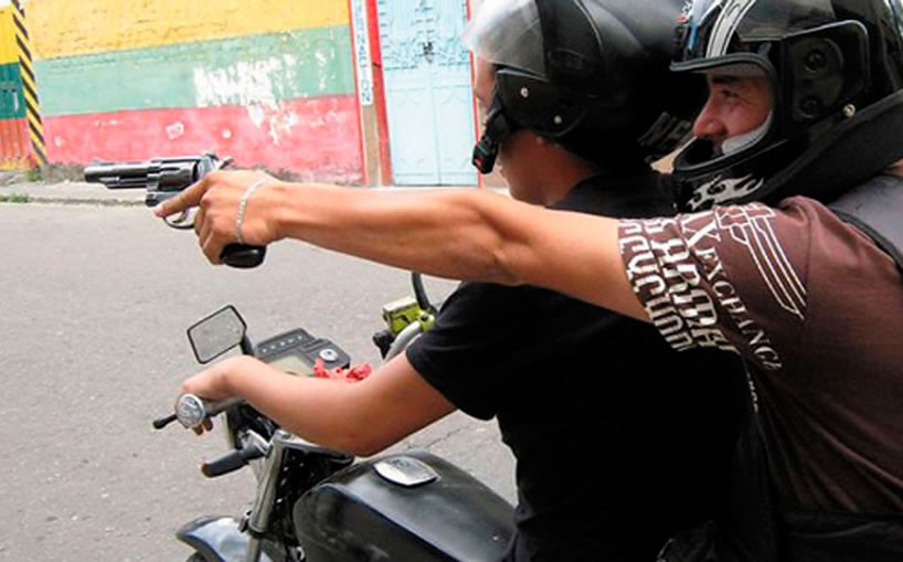 Motochorros asaltaron a punta de pistola a repartidores y se llevaron 200 mil pesos