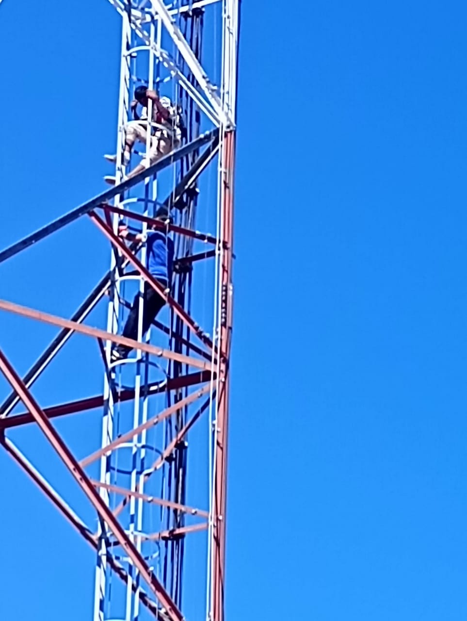 Efectivos policiales lograron que se baje joven que había trepado a una antena de 70 metros en Pinedo
