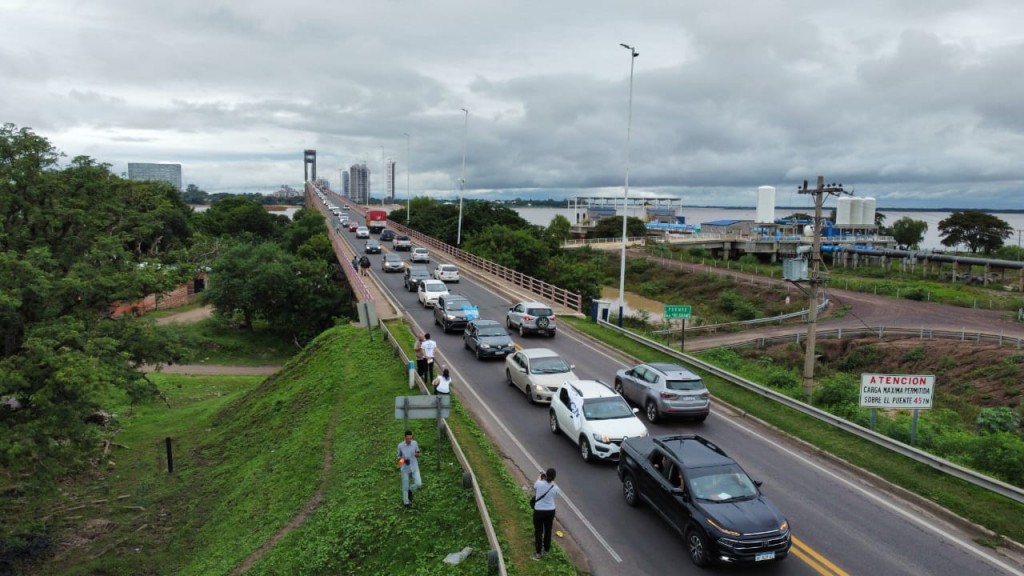 Caravana de vehículos desde Corrientes para terminar la movilización por las universidades en Resistencia
