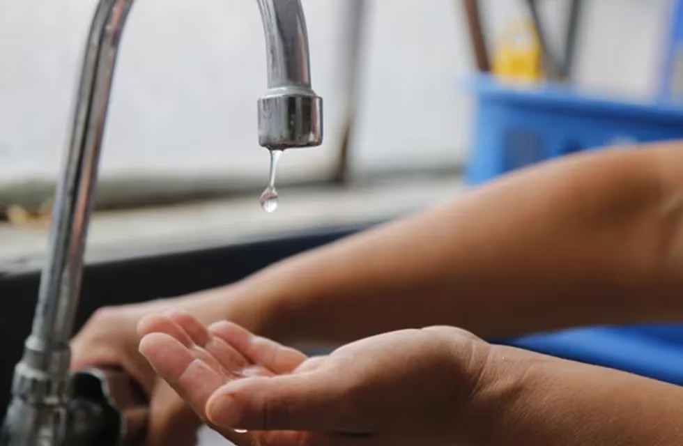 Según el Indec, más de 1,5 millones de personas en el país no tienen acceso a agua, gas y cloacas