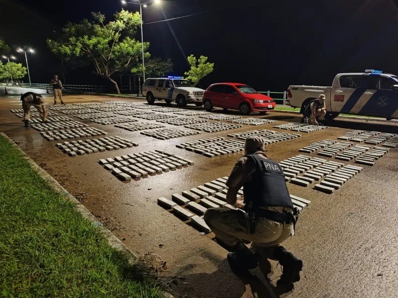 Corrientes: hallan más de una tonelada de droga abandonada en una camioneta