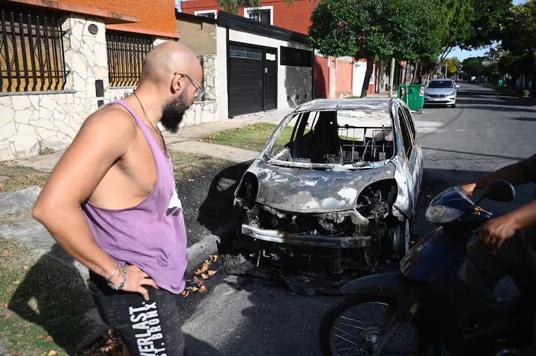 Rosario violenta:  quemaron al menos 13 autos y dejan amenazas para Bullrich y Pullaro
