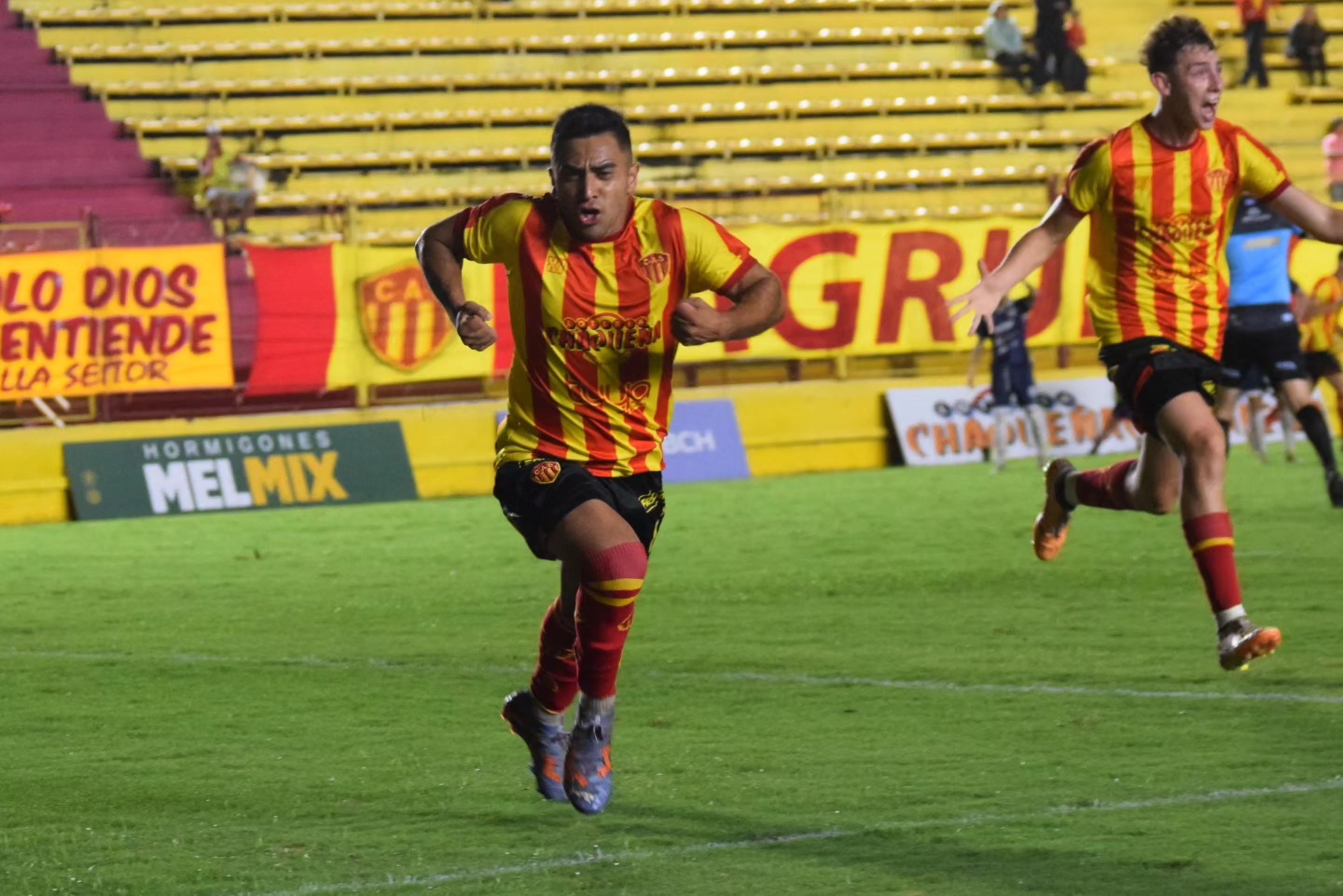 Sarmiento rescató un empate sobre el final contra el puntero, pero sigue lejos