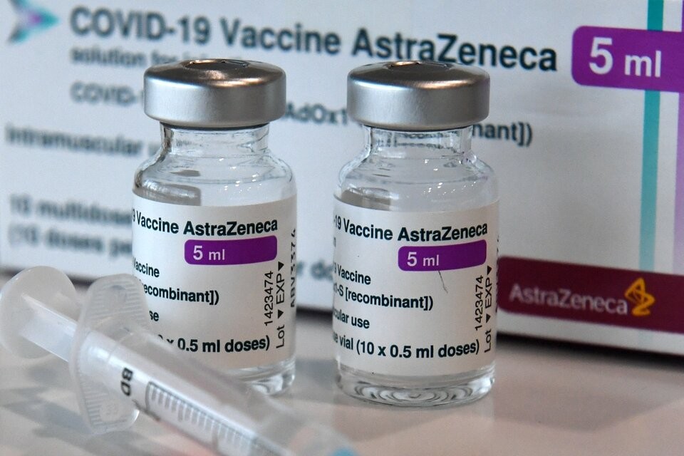 Vacunas anticovid: AstraZeneca admitió casos de trombosis en una cada 100 mil aplicaciones
