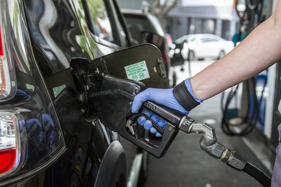 Para atenuar la inflación, la Casa Rosada posterga la suba impositiva en combustibles