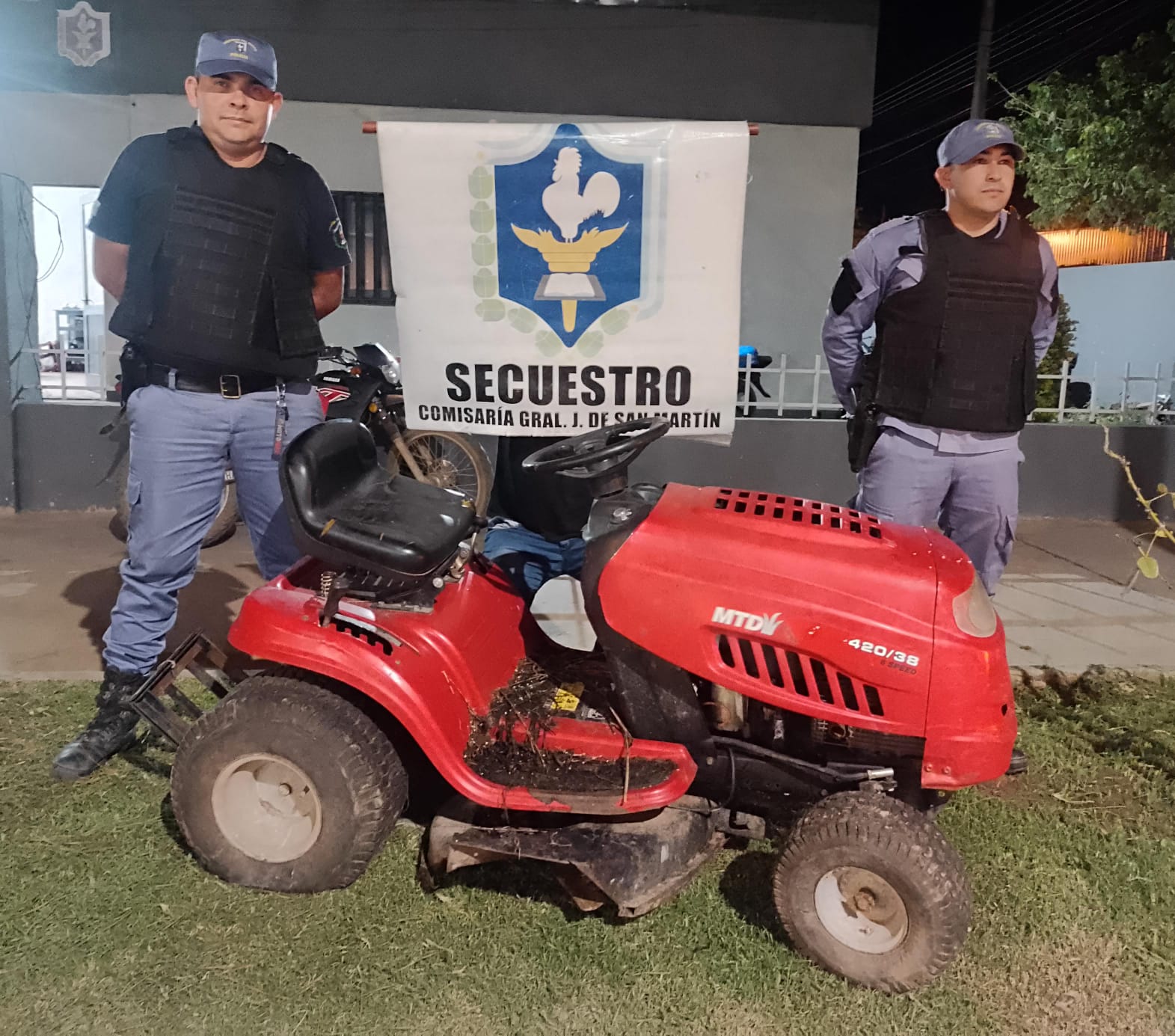 Robaron un tractorcito corta pasto que vale 4 millones de pesos y los “cazaron” cuando intentaban sacarlo de un campo
